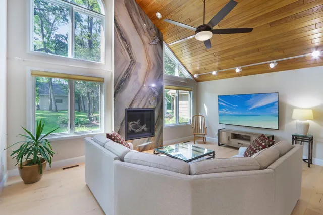 $1,799,900 | 2395 White Oak Trail, Oregon, WI 53575