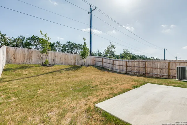 a view of a backyard