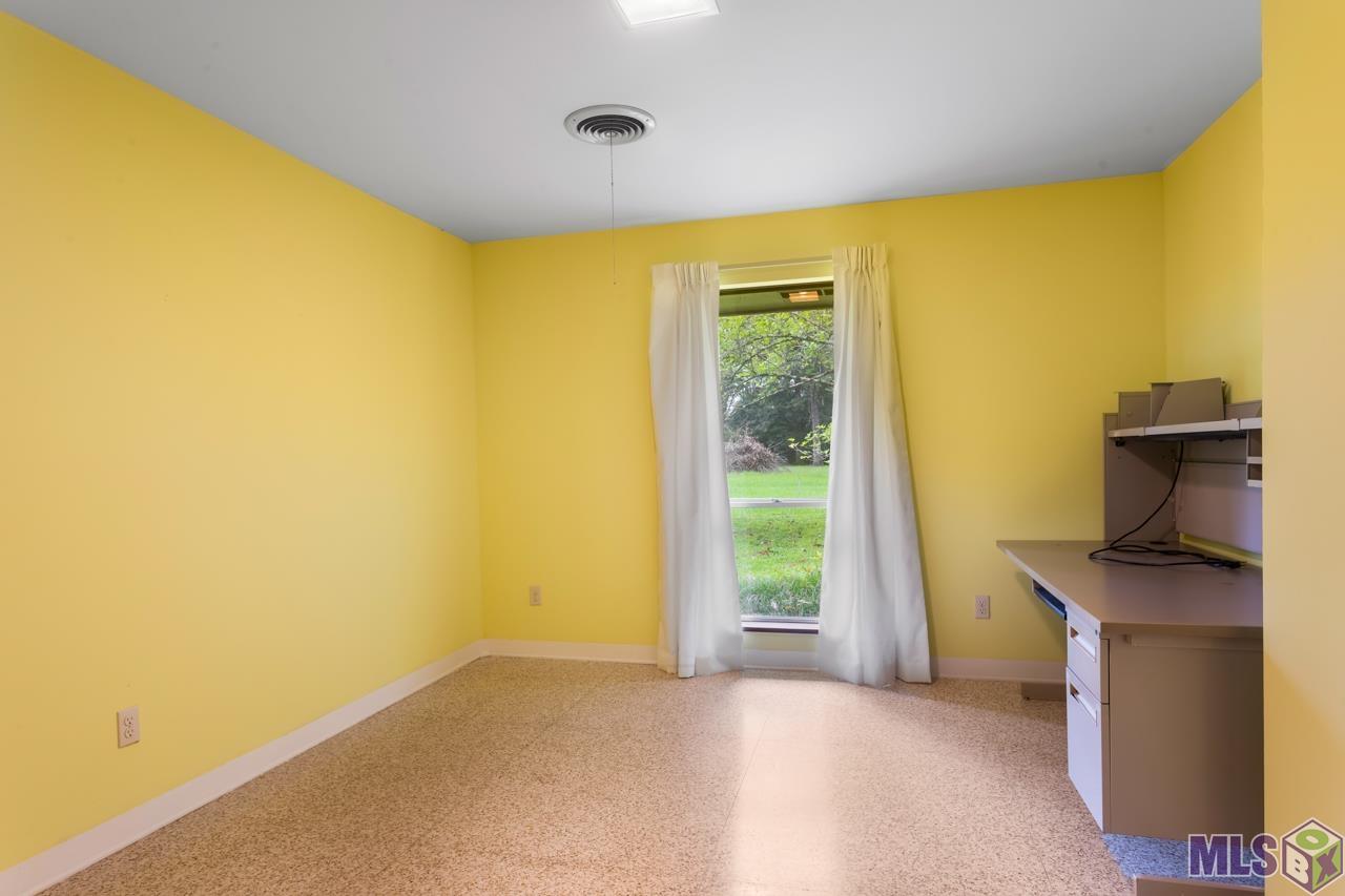 22475 Hoo Shoo Too Road Baton Rouge, LA 70817 - Photo 26 of 32 Third Bedroom with a Walk-in Closet