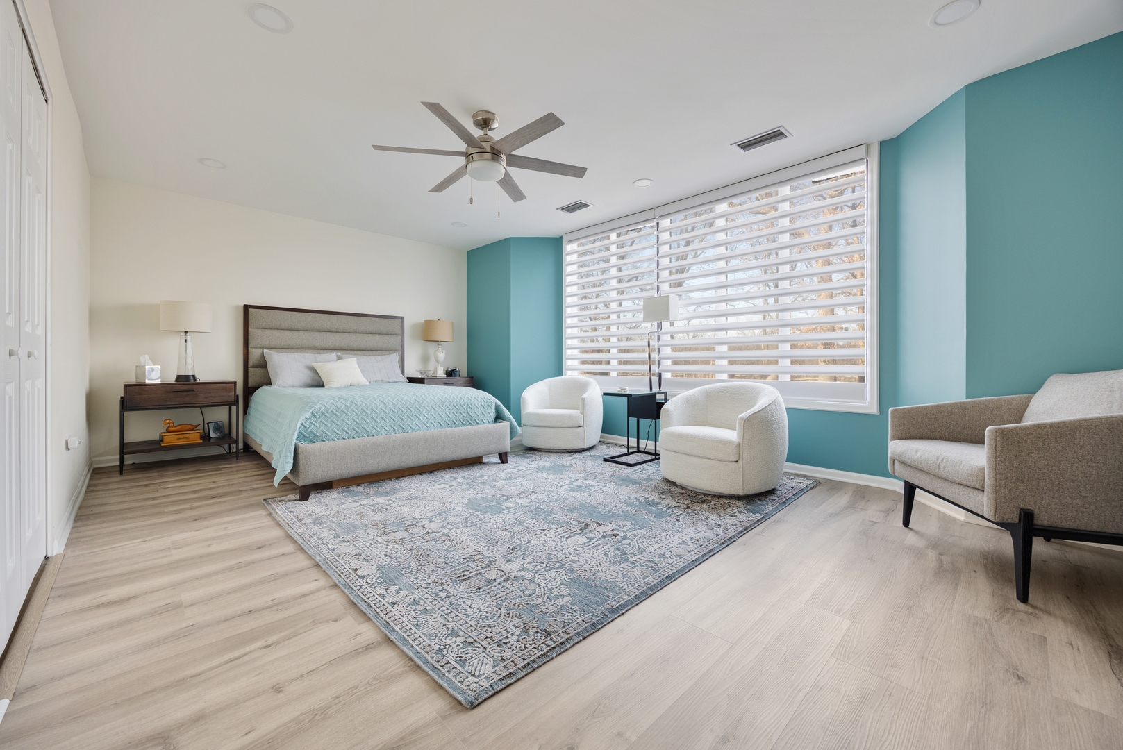 1401 Burr Oak Road, Unit 117B Hinsdale, IL 60521 - Photo 12 of 26 a bedroom with two beds and a couch