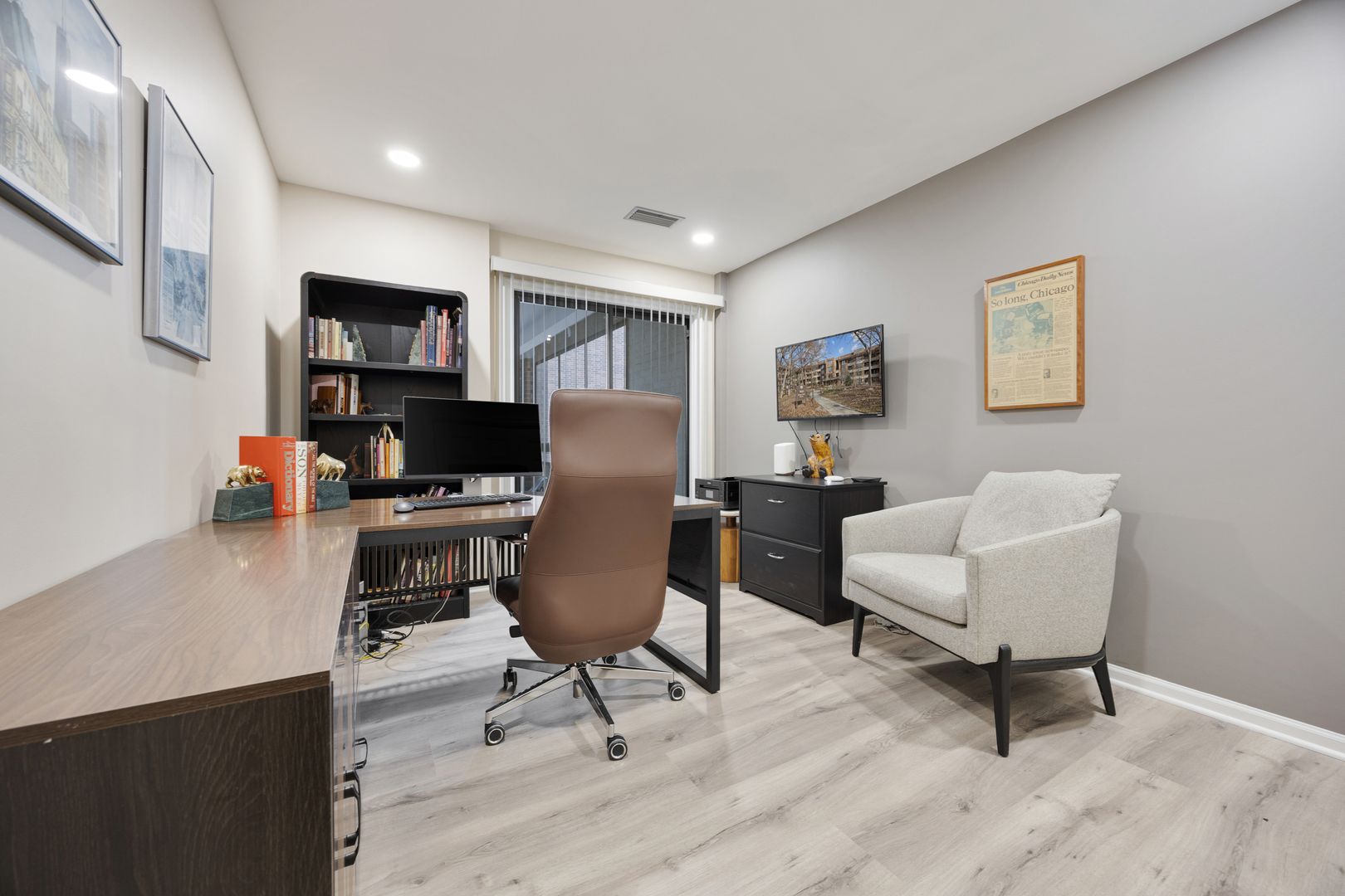 1401 Burr Oak Road, Unit 117B Hinsdale, IL 60521 - Photo 18 of 26 a workspace with furniture