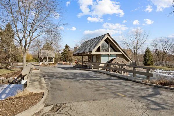 $599,000 | 1401 Burr Oak Road, Unit 117B, Hinsdale, IL 60521