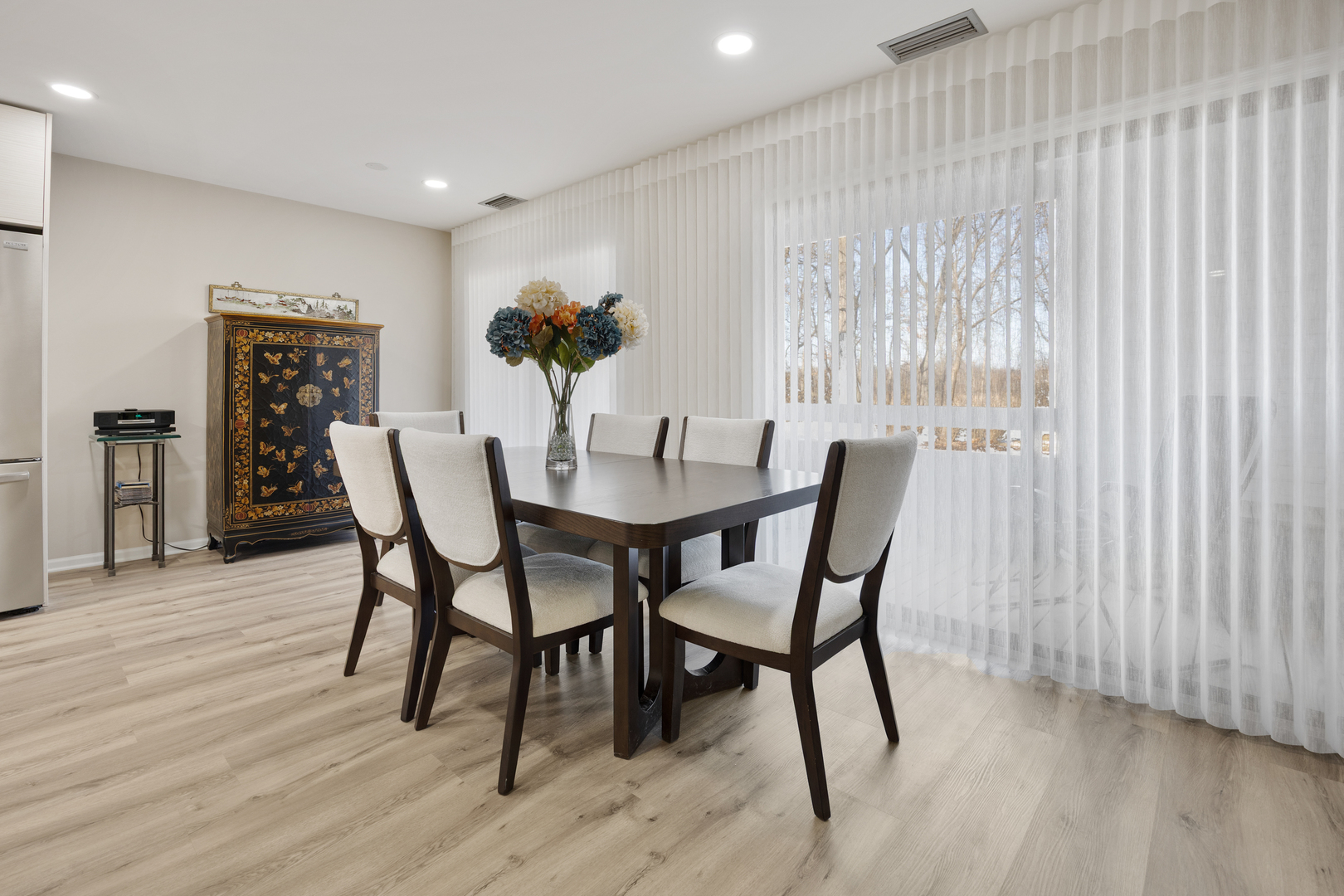 1401 Burr Oak Road, Unit 117B Hinsdale, IL 60521 - Photo 5 of 26 a dining room with furniture and wooden floor