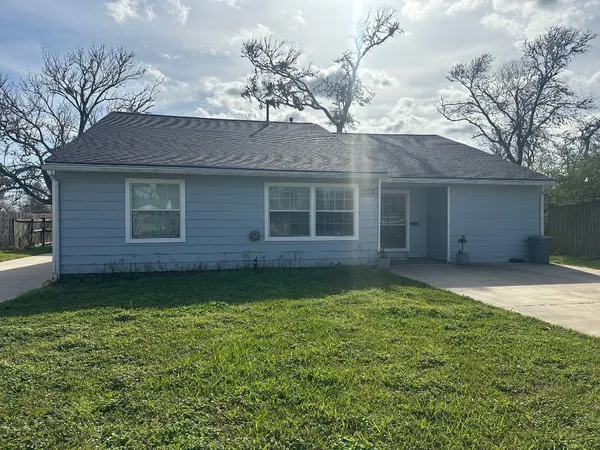 $2,100 | 430 Center Way, Lake Jackson, TX 77566