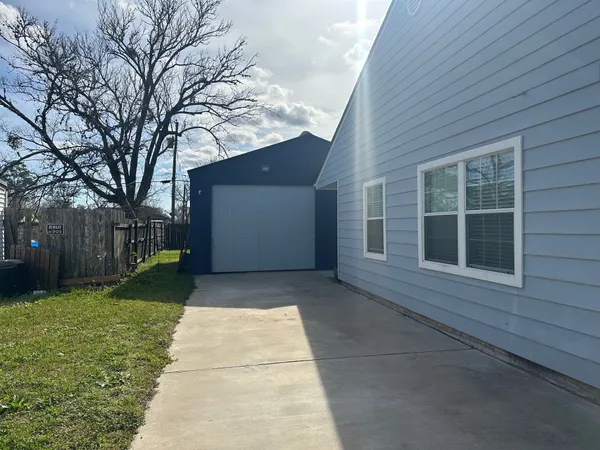 $2,100 | 430 Center Way, Lake Jackson, TX 77566
