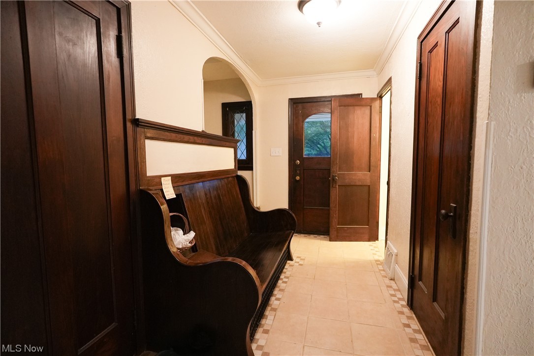 664 Ecton Road Akron, OH 44303 - Photo 4 of 35 Entry with a build in seat