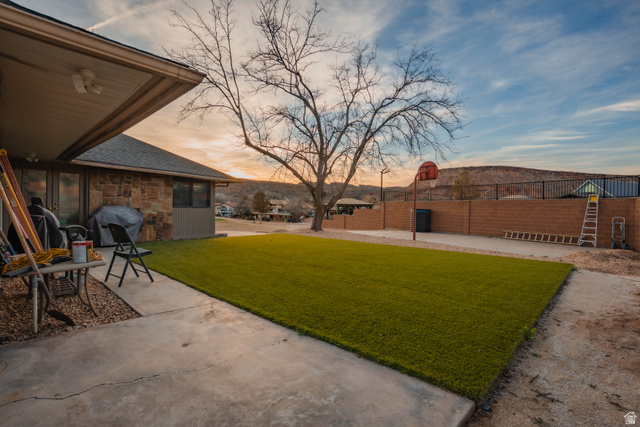 980 Cactus Circle St. George, UT 84790 - Photo 52 of 77 Yard at dusk featuring a patio area