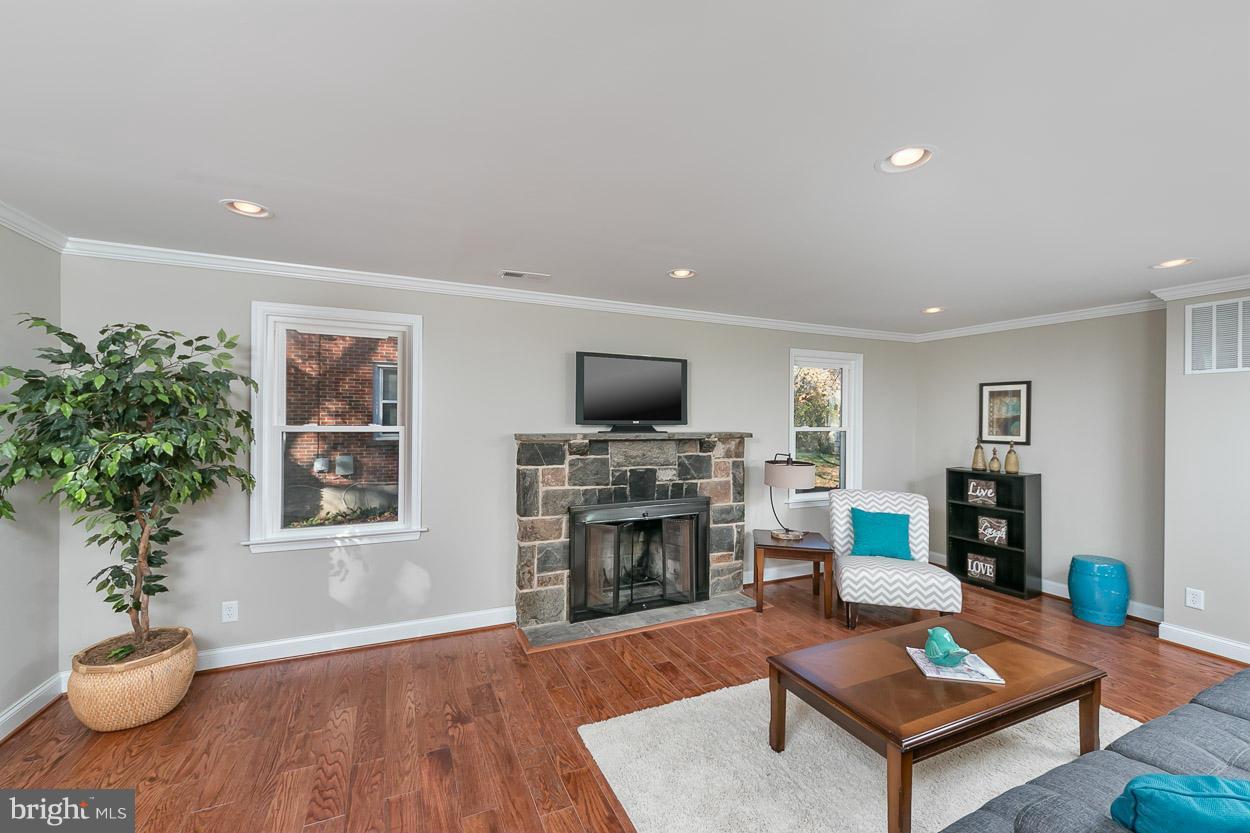 7013 Deerfield Road Baltimore, MD 21208 - Photo 6 of 30 Living Room