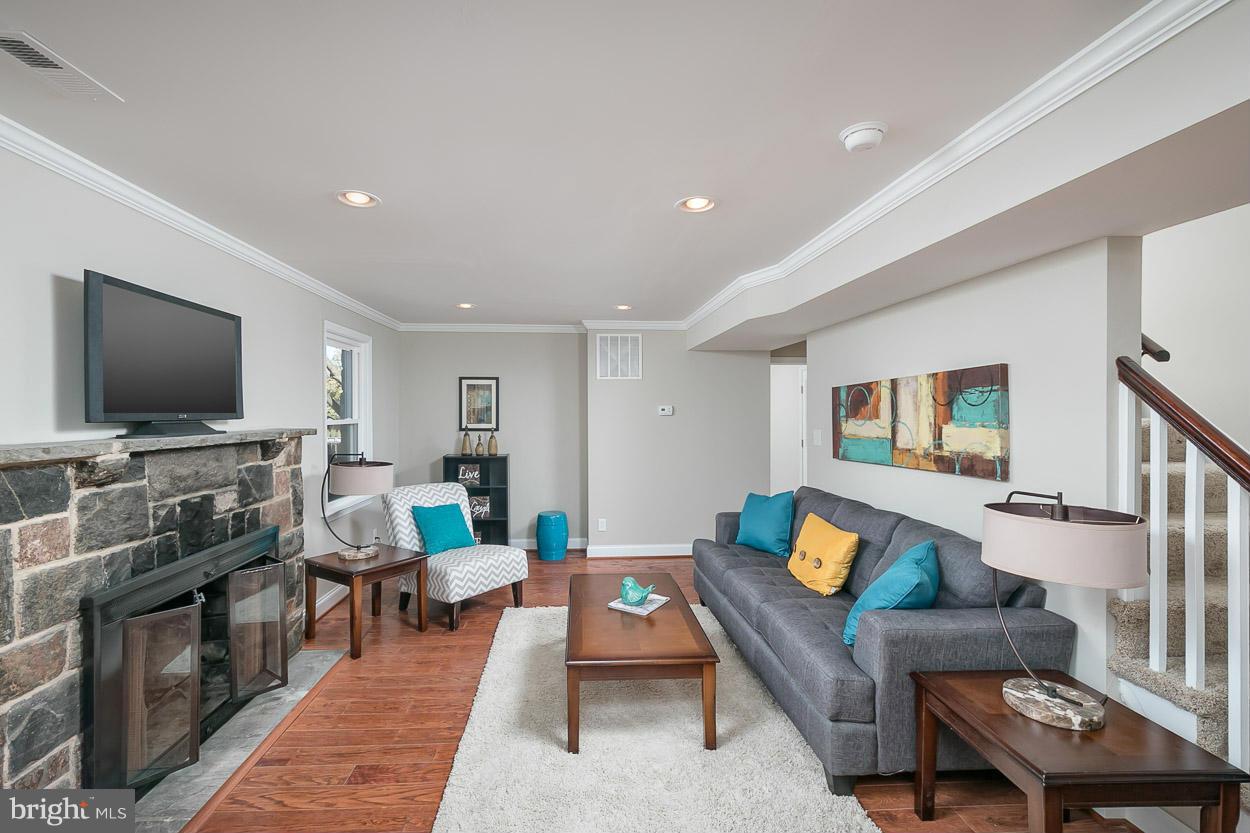 7013 Deerfield Road Baltimore, MD 21208 - Photo 7 of 30 Living Room