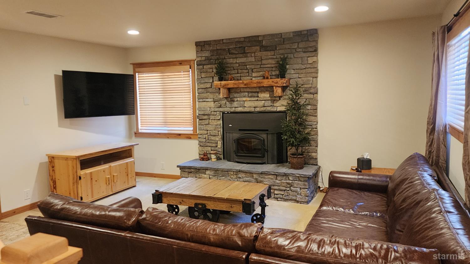 2282 Blitzen Road South Lake Tahoe, CA 96150 - Photo 11 of 40 Unit B - Living Room