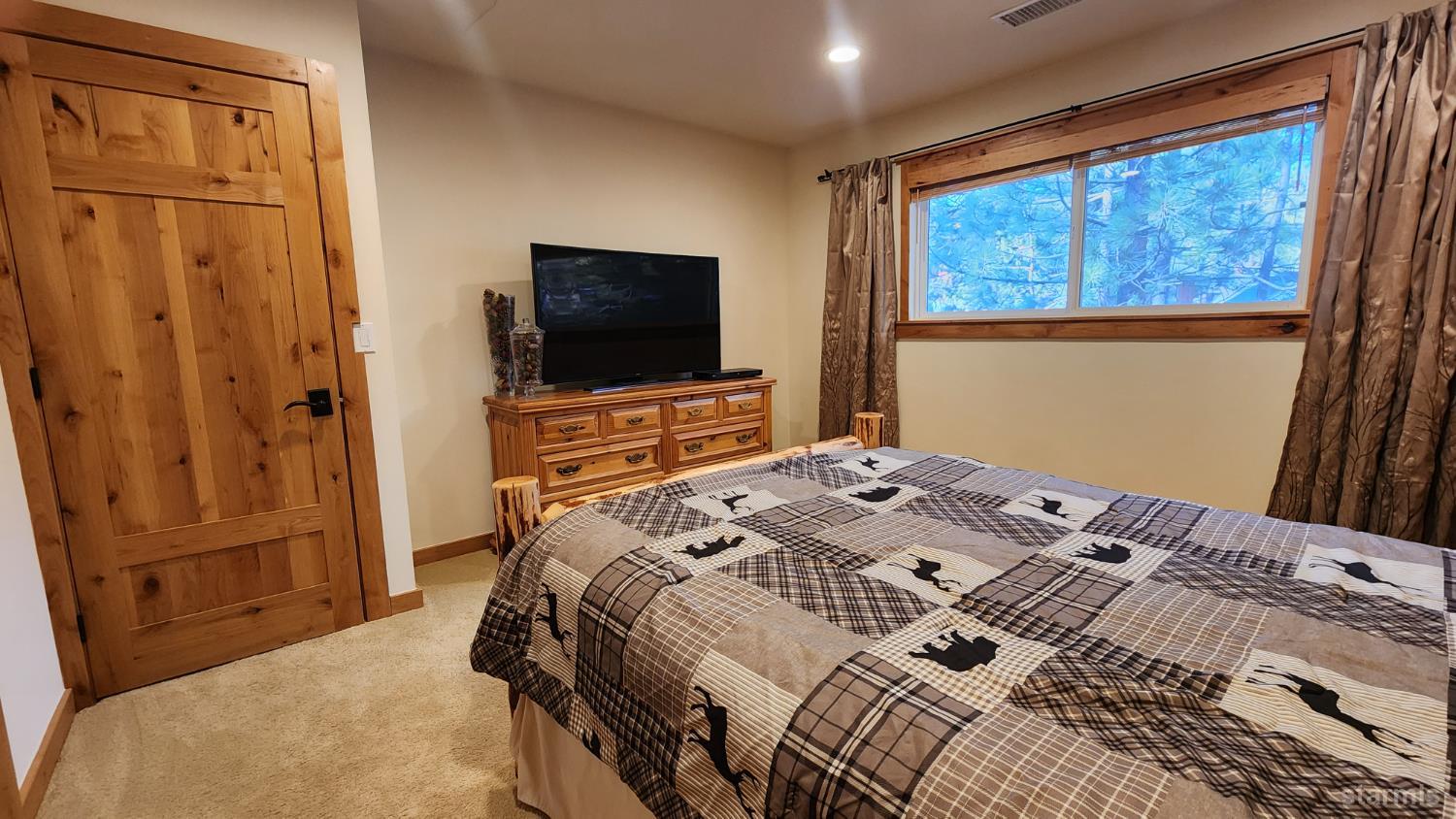 2282 Blitzen Road South Lake Tahoe, CA 96150 - Photo 24 of 40 Unit B - Upstairs Bedroom Back