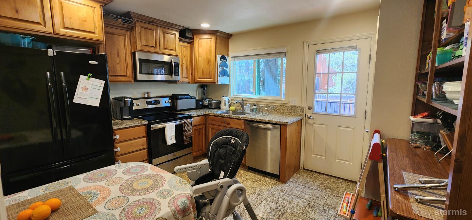 2282 Blitzen Road South Lake Tahoe, CA 96150 - Photo 29 of 40 Unit A - Kitchen