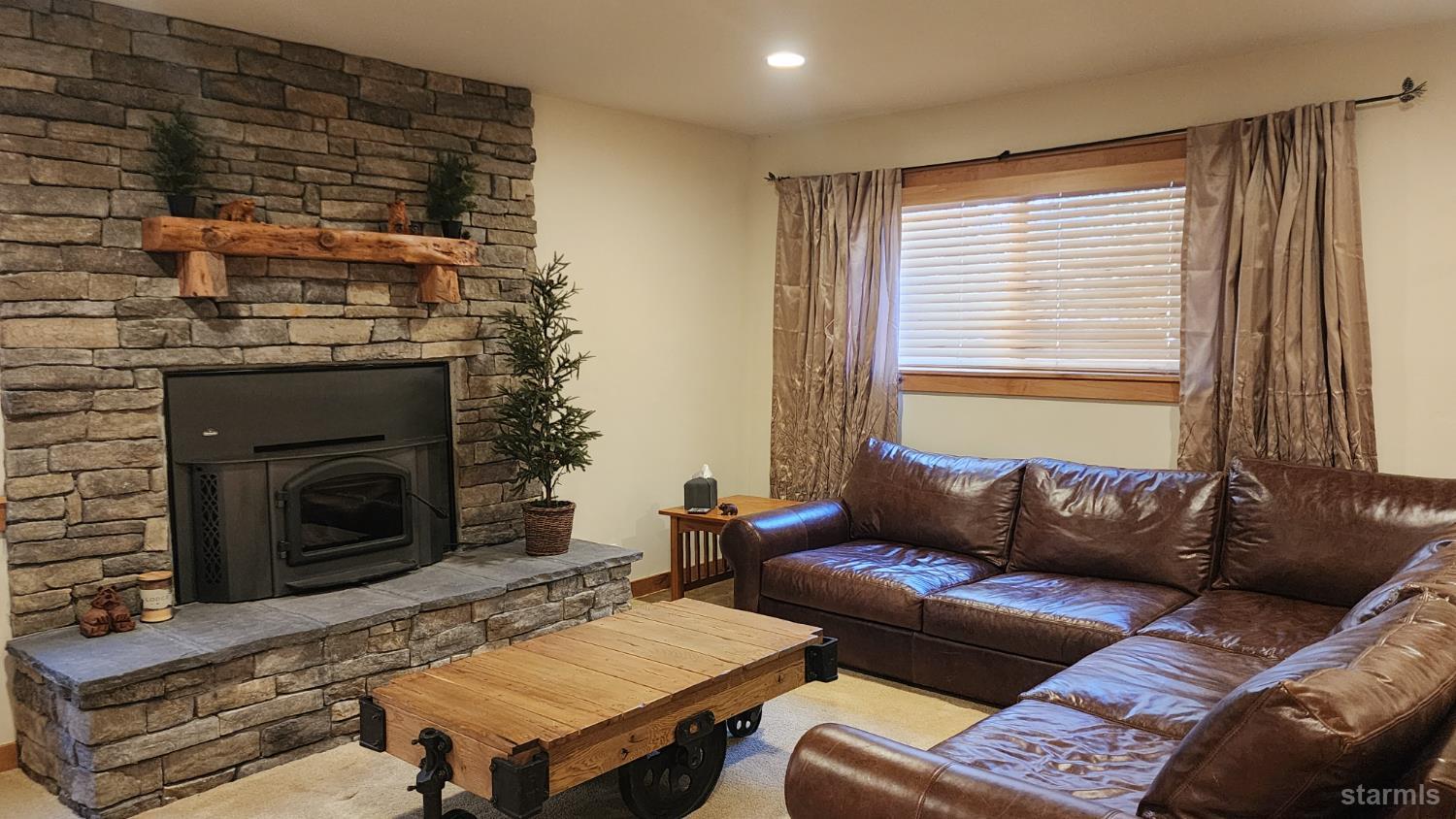 2282 Blitzen Road South Lake Tahoe, CA 96150 - Photo 10 of 40 Unit B - Living Room