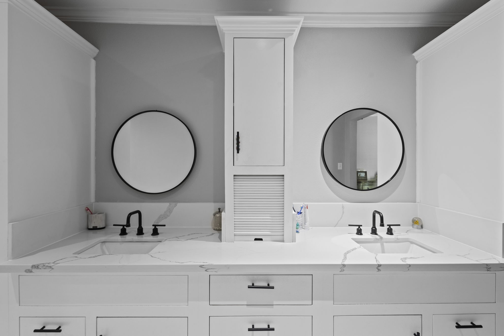 1006 Montgomery Street Port Neches, TX 77651 - Photo 25 of 29 a bathroom with a double vanity sink and a mirror