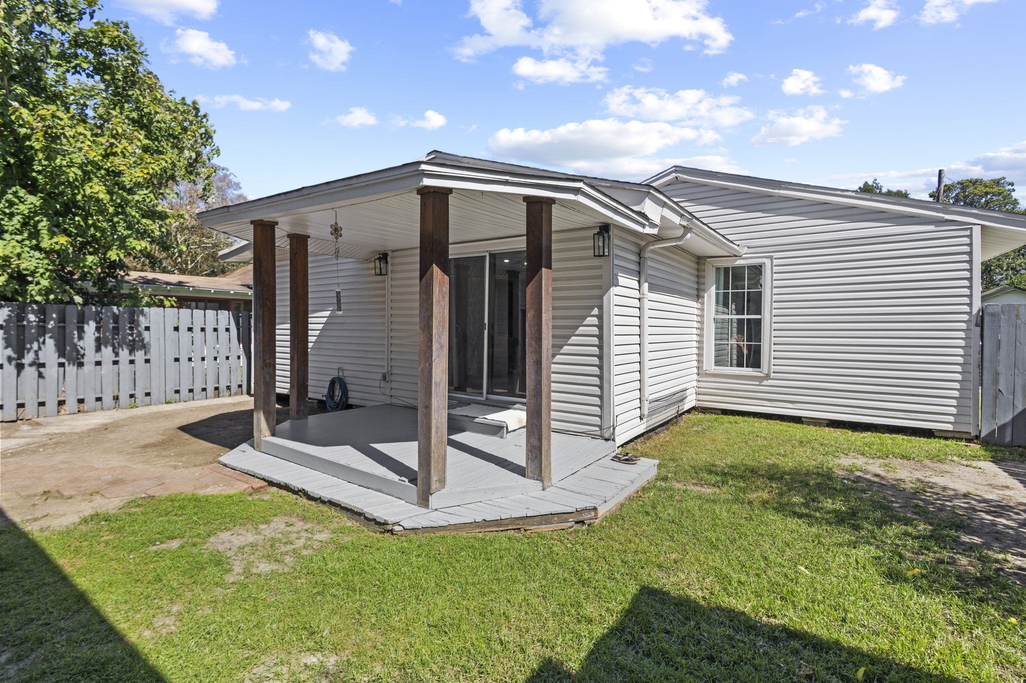 1006 Montgomery Street Port Neches, TX 77651 - Photo 27 of 29 a backyard of a house with table and chairs