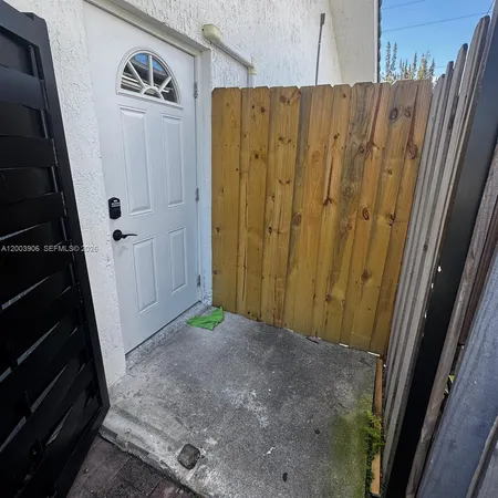 $1,200 | 15761 Southwest 42nd Terrace, Unit 1, Miami, FL 33185