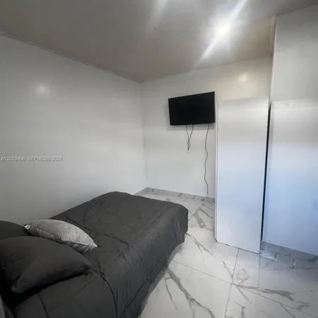 $1,200 | 15761 Southwest 42nd Terrace, Unit 1, Miami, FL 33185