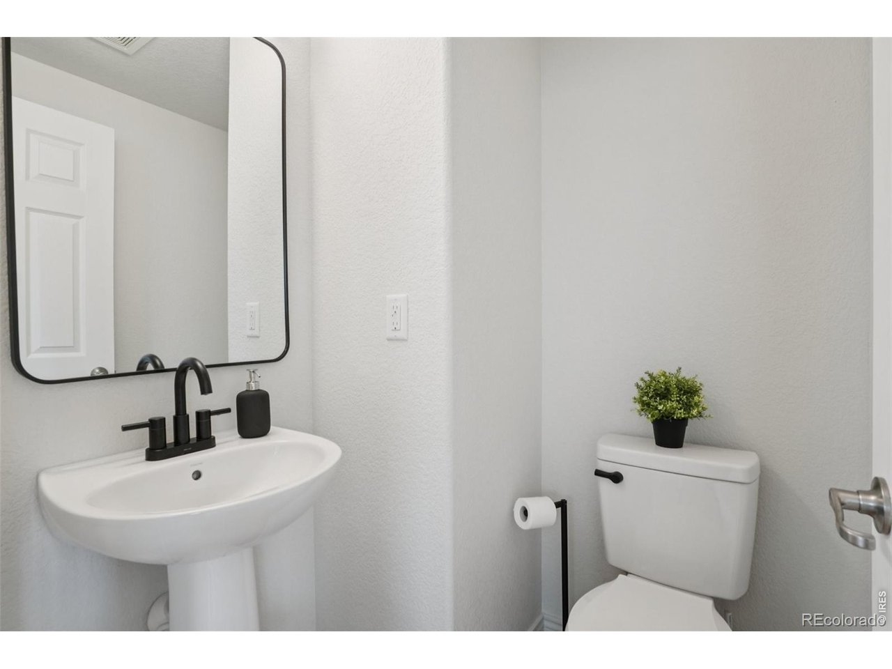 727 Rawlins Way Lafayette, CO 80026 - Photo 14 of 27 Powder room on main level