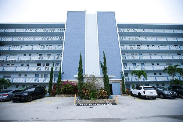 $1,900 | 300 Northeast 12th Avenue, Unit 703, Hallandale Beach, FL 33009