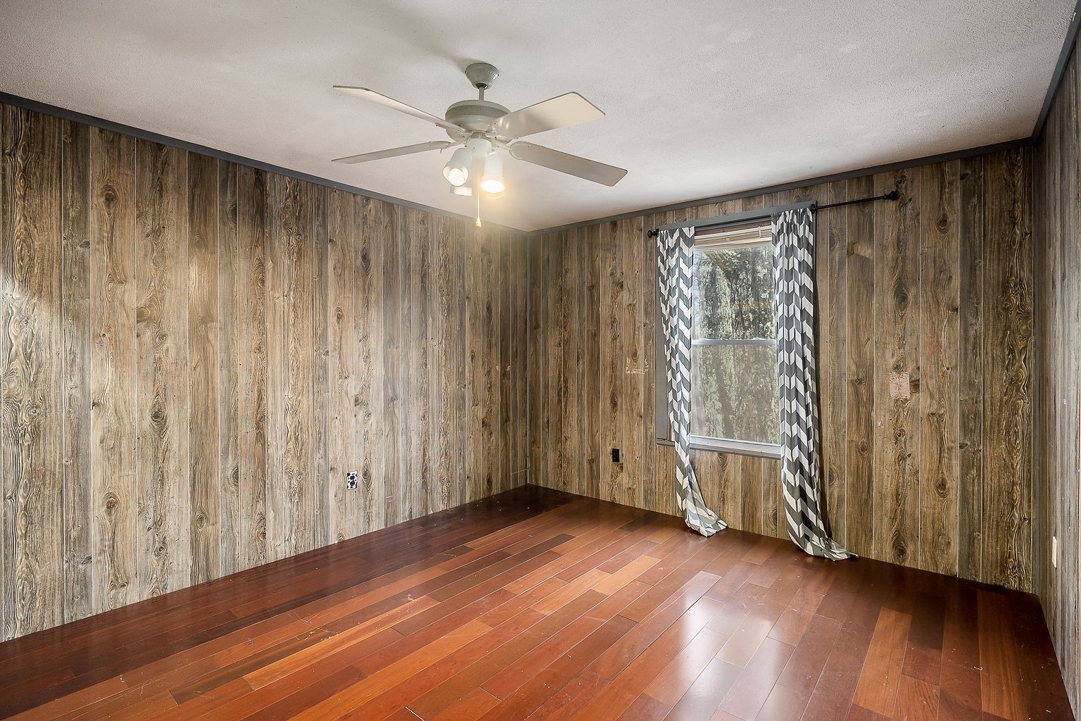394 Dale Ridge Road Dowelltown, TN 37059 - Photo 19 of 32 an empty room with wooden floor closet fan and windows