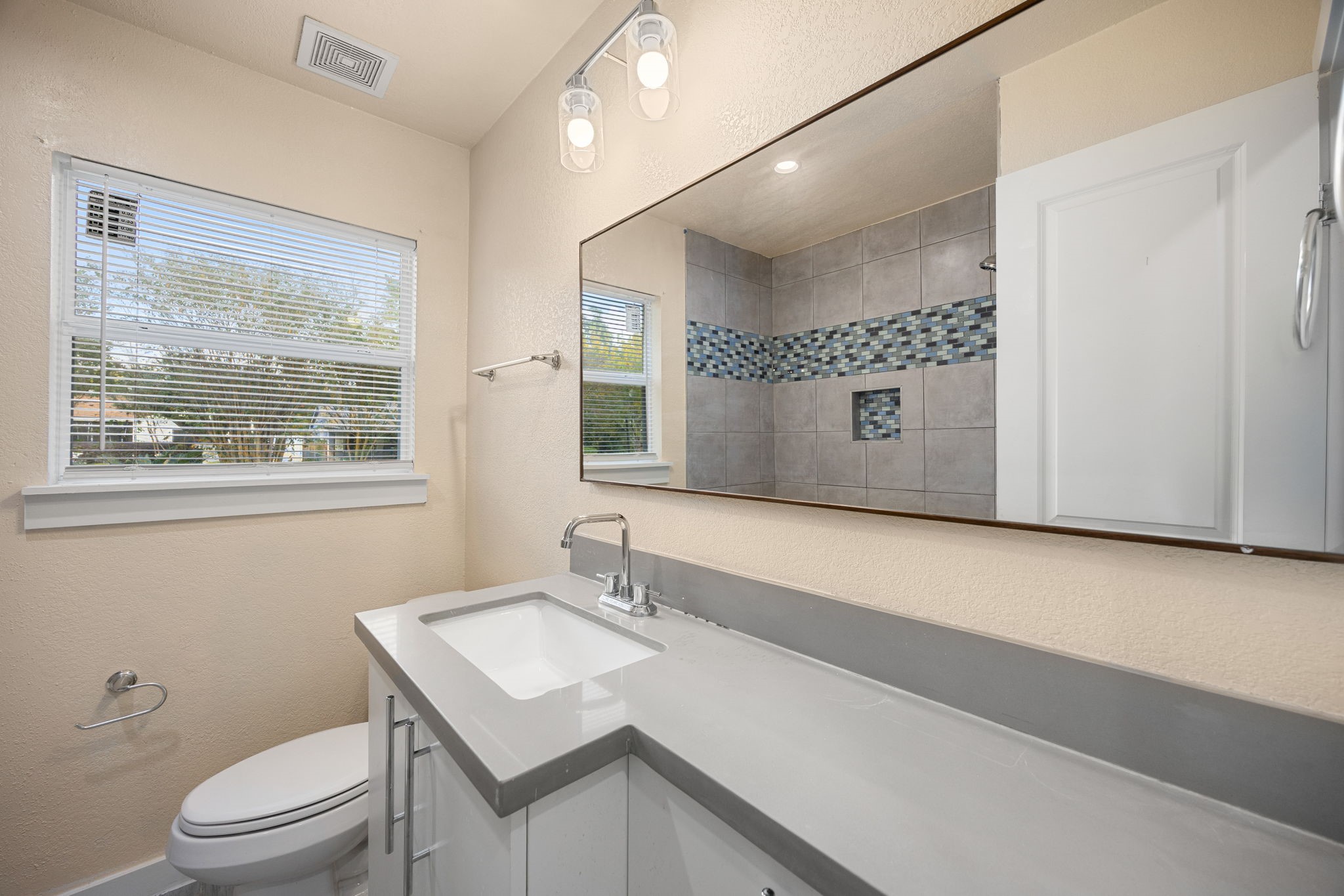 6122 Beldart Street Houston, TX 77033 - Photo 15 of 24 a bathroom with a sink toilet vanity and window