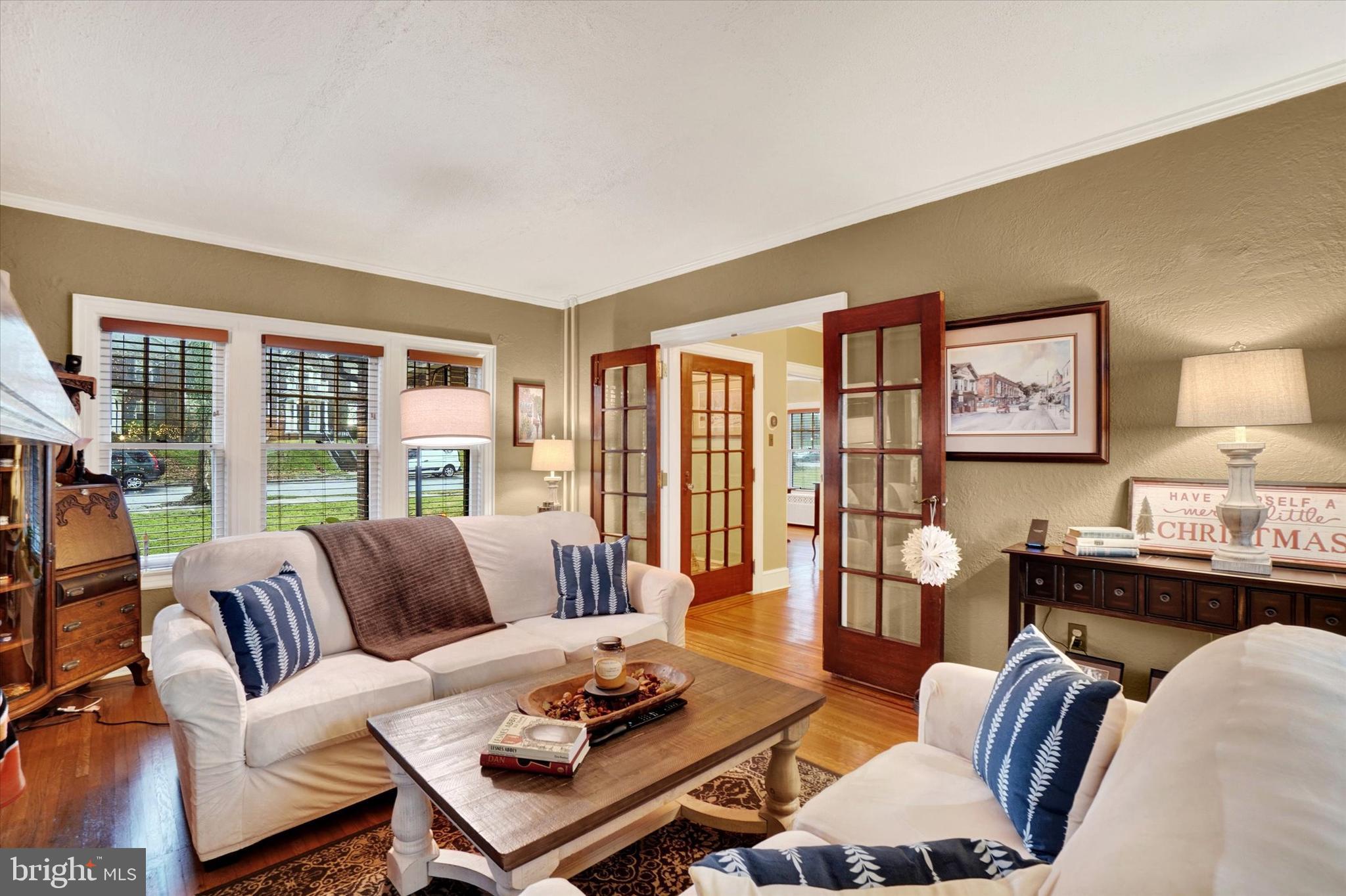185 Peyton Road York, PA 17403 - Photo 8 of 38 a living room with furniture and large window