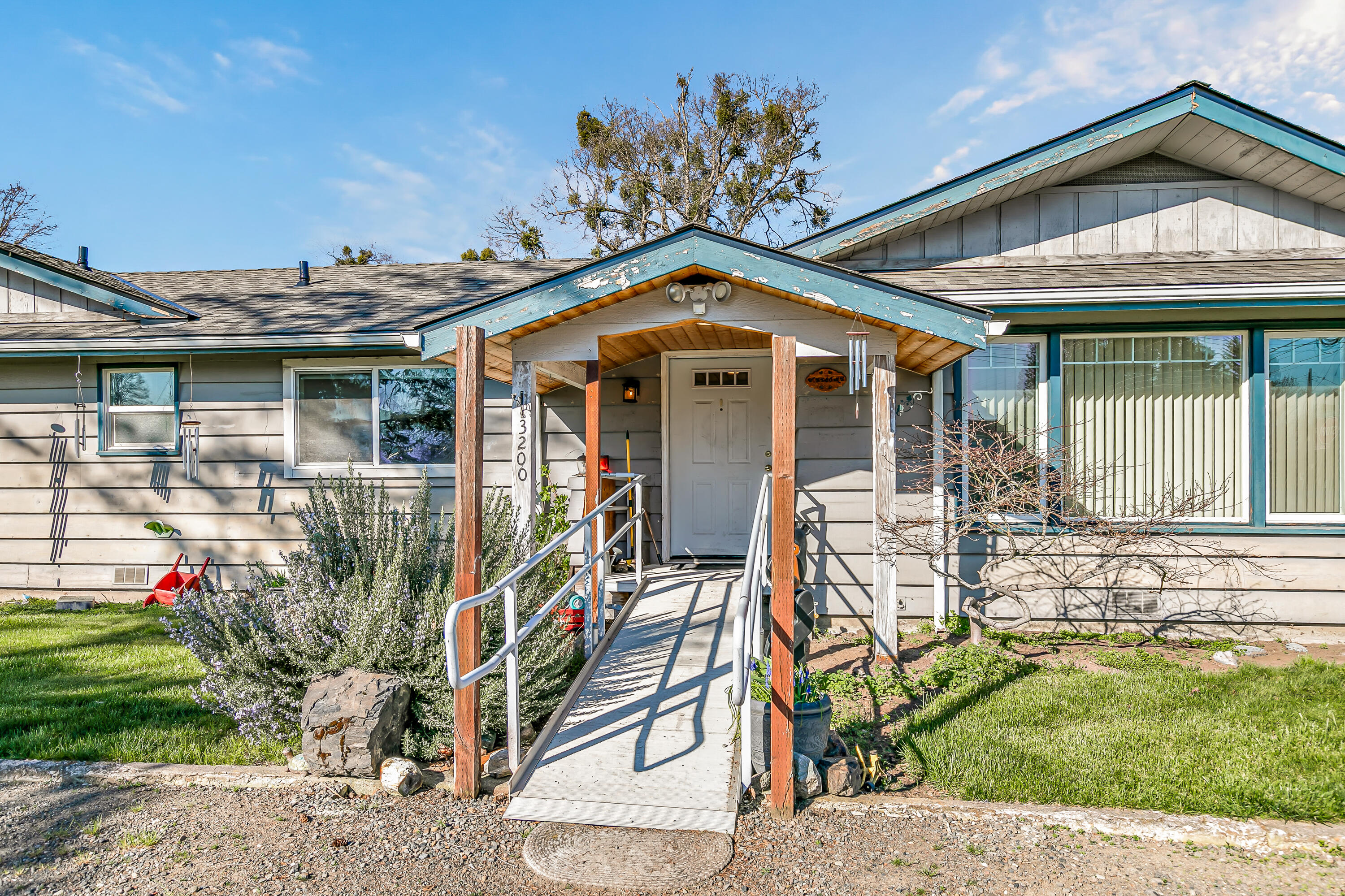 3200 Hanley Road Central Point, OR 97502 - Photo 23 of 25 a front view of a house with garden
