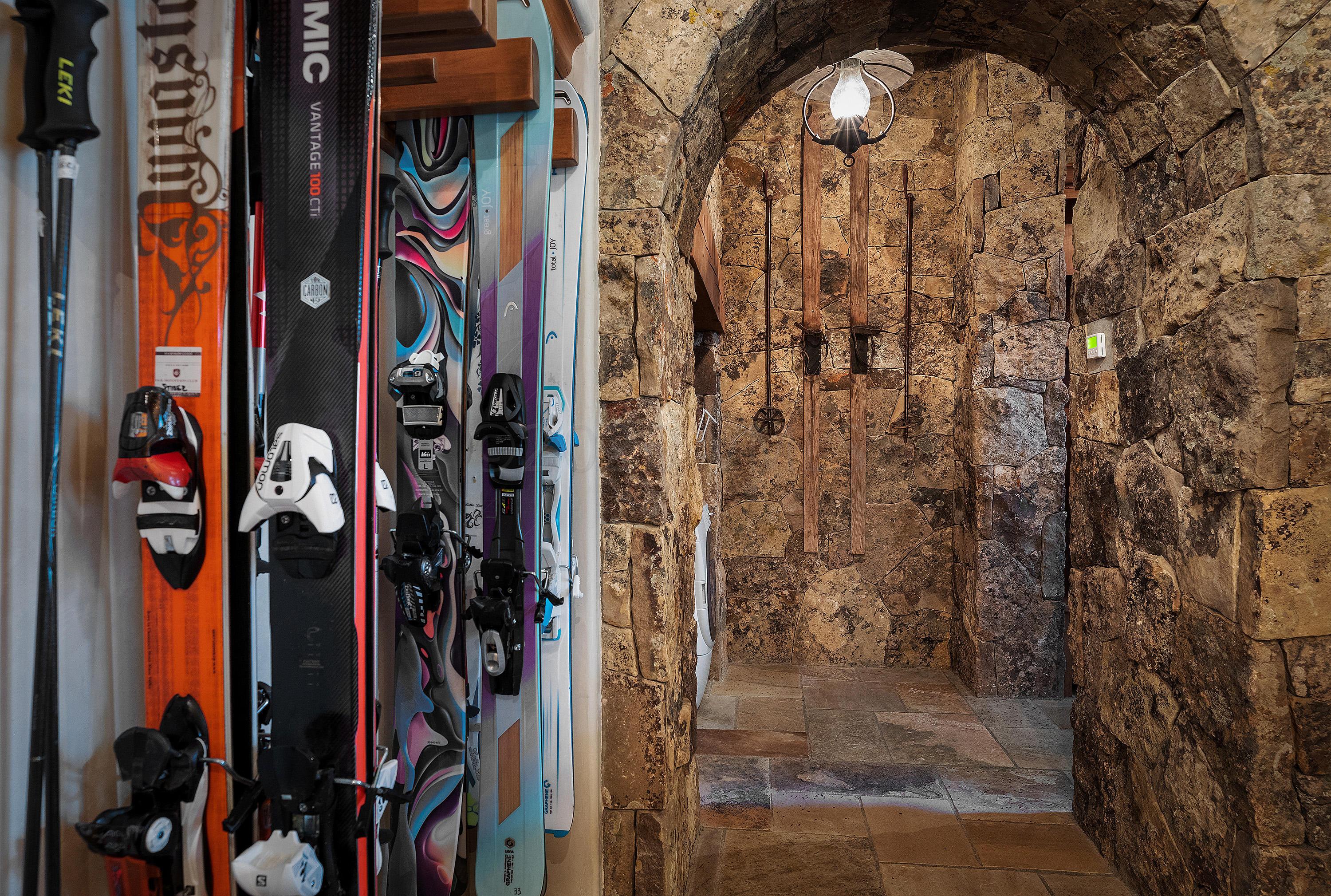3882 Daybreak Ridge Road Avon, CO 81620 - Photo 26 of 33 a view of walk in closet