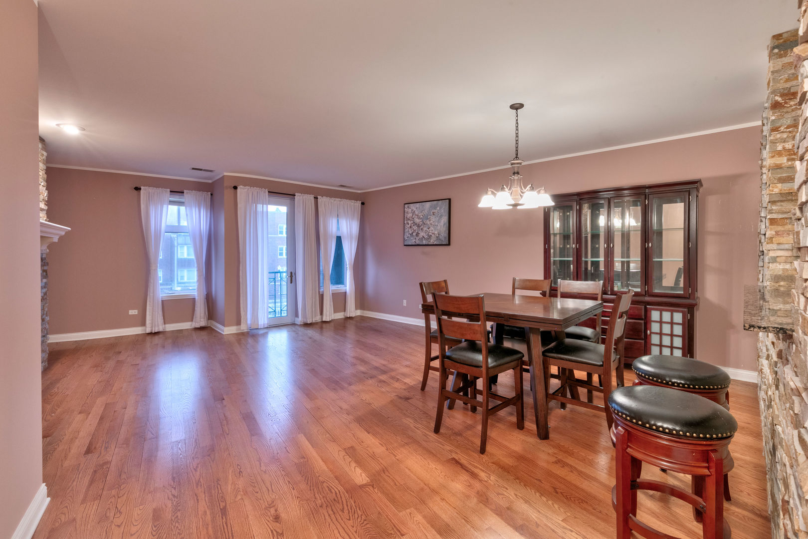 7746 North Sheridan Road, Unit 2L Chicago, IL 60626 - Photo 4 of 22 a view of a dining room with furniture and chandelier