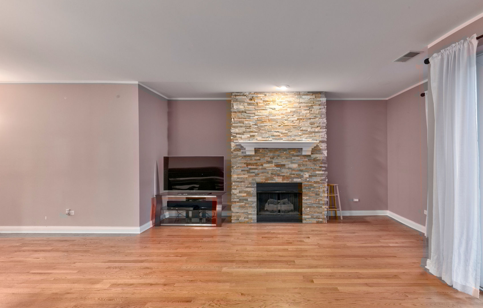 7746 North Sheridan Road, Unit 2L Chicago, IL 60626 - Photo 6 of 22 a view of an empty room with fire place and a window