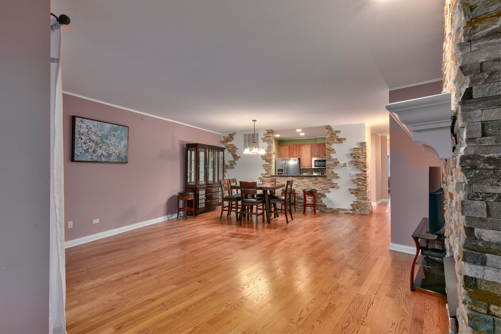 7746 North Sheridan Road, Unit 2L Chicago, IL 60626 - Photo 8 of 22 a view of a room with gym equipment