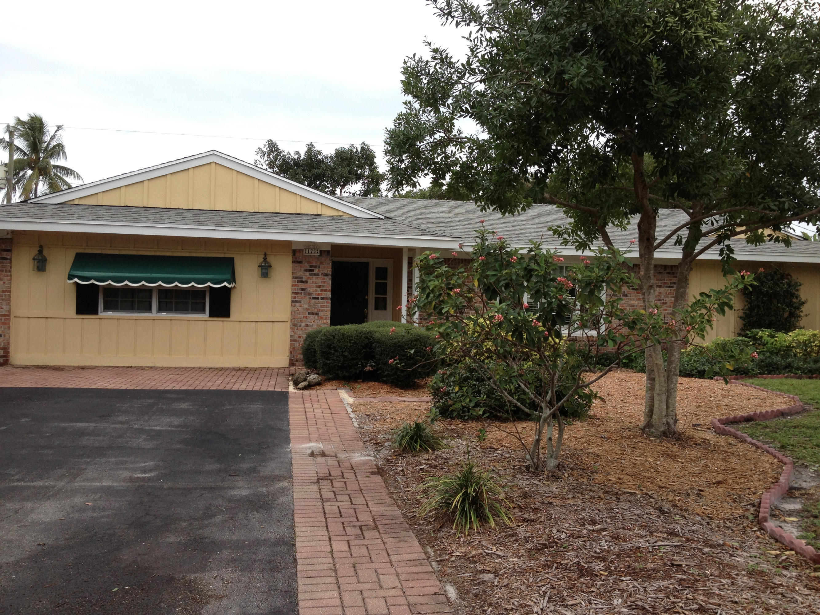 125 Norfolk Road Jupiter, FL 33469 - Photo 2 of 23 Front yard