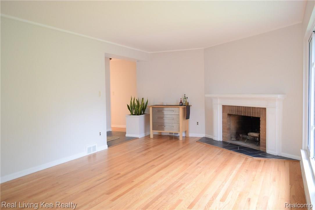 16208 Reedmere Avenue Franklin, MI 48025 - Photo 4 of 29 spacious living room w/natural fireplace