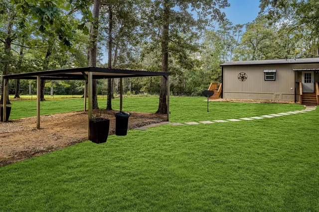a view of a house with backyard