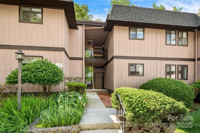 $200,000 | 15 Lake Drive, Unit D2, Laurel Park, NC 28739