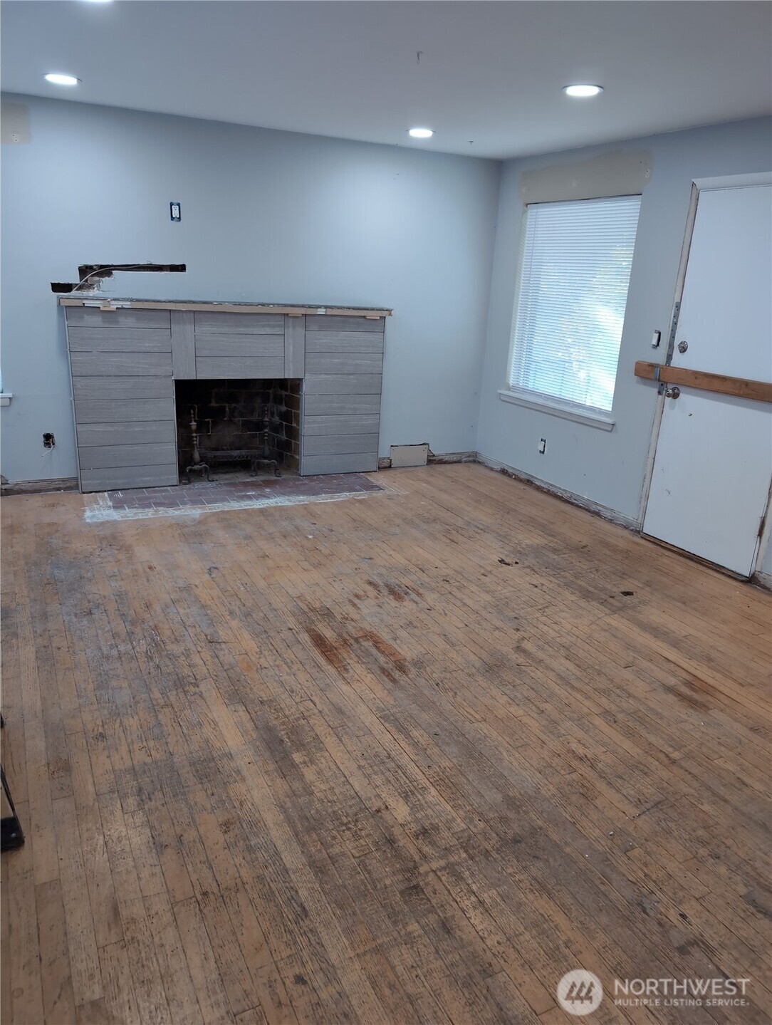 6925 52nd Avenue South Seattle, WA 98118 - Photo 3 of 9 an empty room with fireplace and window