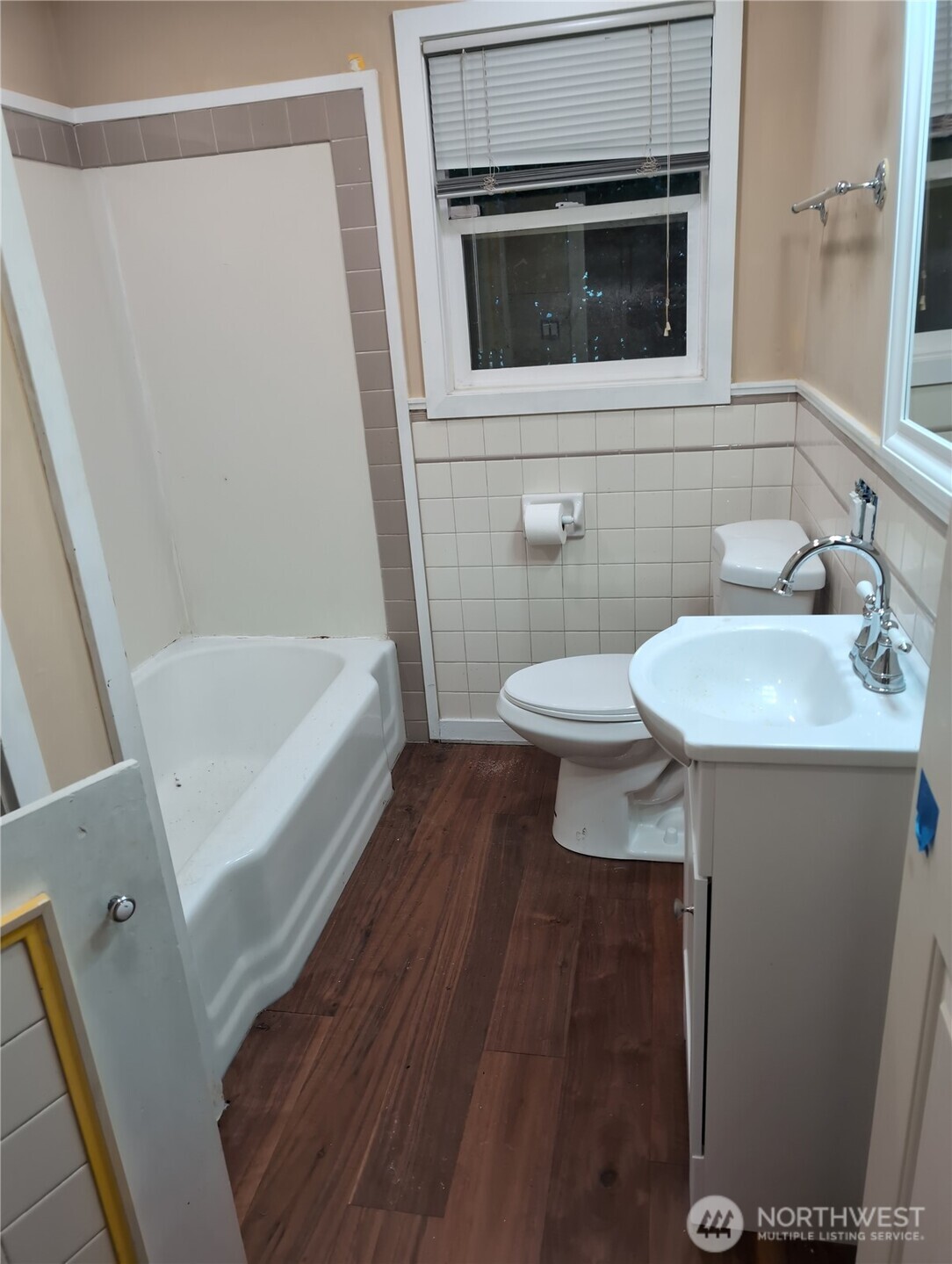 6925 52nd Avenue South Seattle, WA 98118 - Photo 4 of 9 a bathroom with a sink a toilet and bathtub