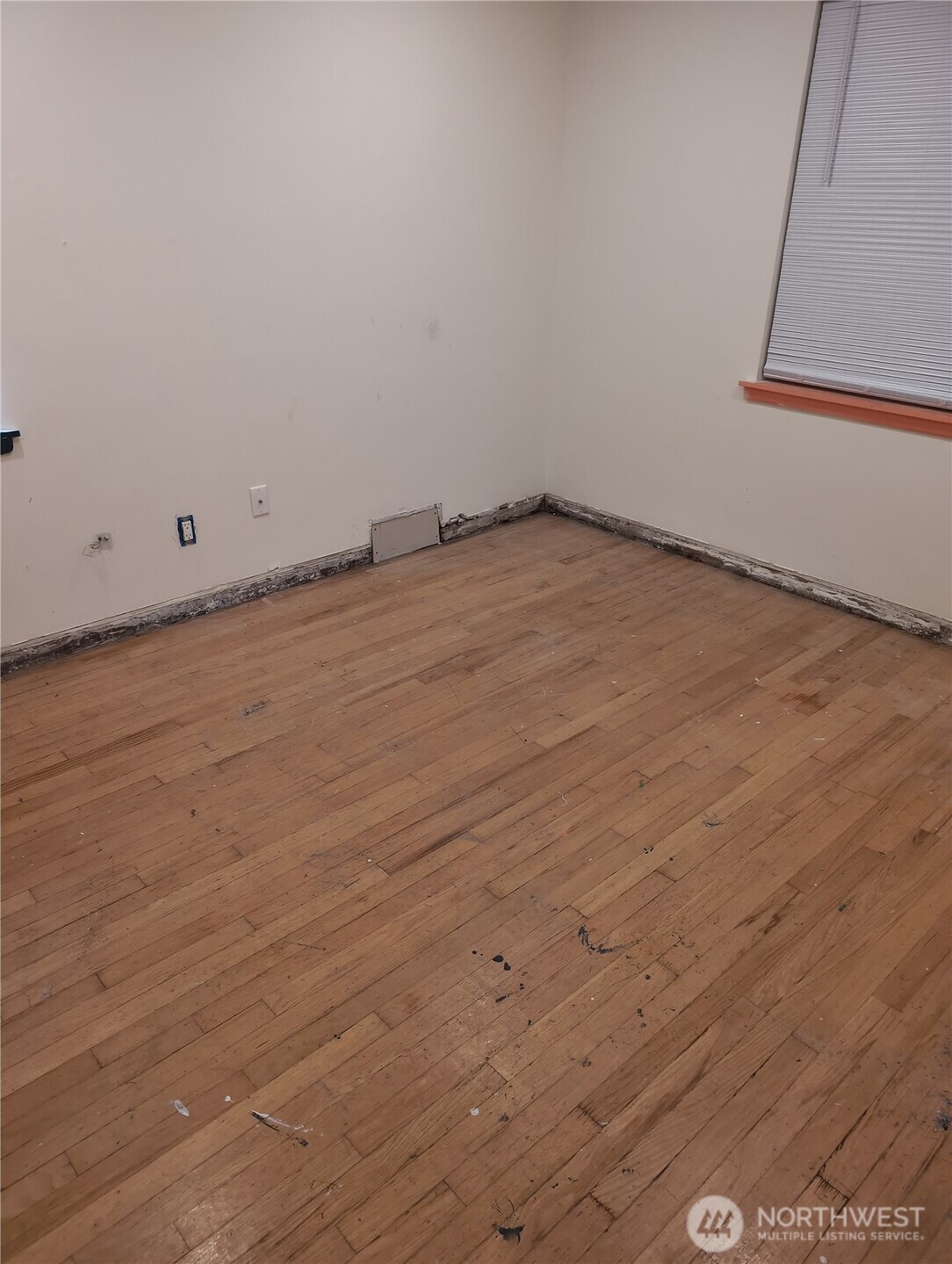 6925 52nd Avenue South Seattle, WA 98118 - Photo 7 of 9 a view of an empty room