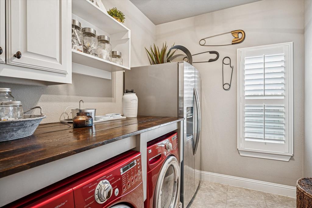 2880 Redfern Drive Trophy Club, TX 76262 - Photo 21 of 40 a kitchen with stainless steel appliances granite countertop a sink and cabinets