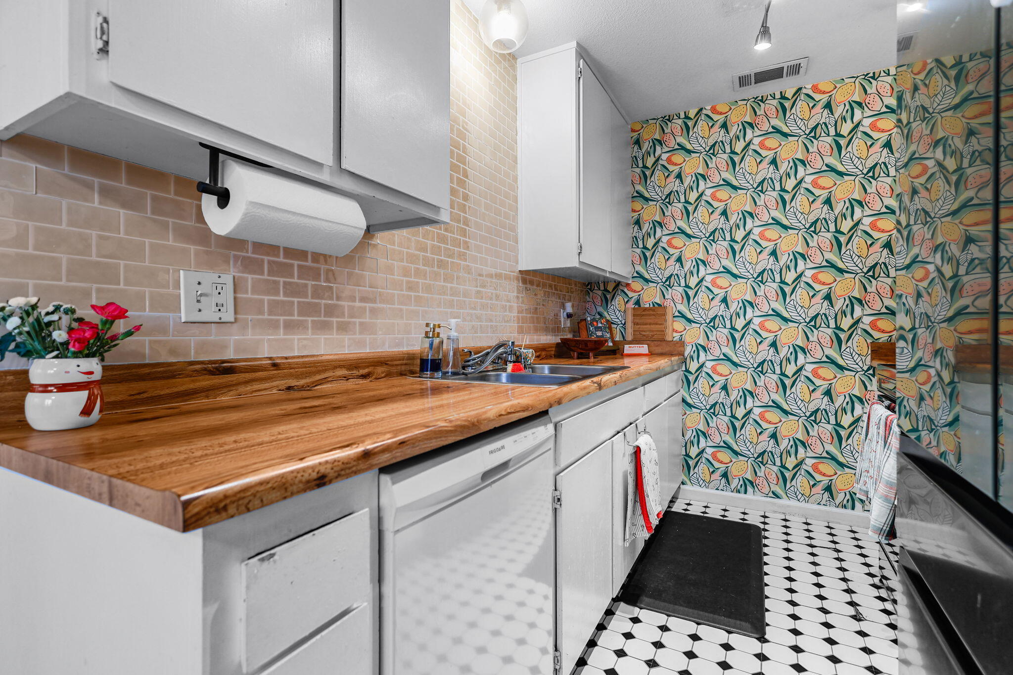 1220 Pershing Street Redding, CA 96003 - Photo 4 of 19 23-web-or-mls-_K3A2323_1