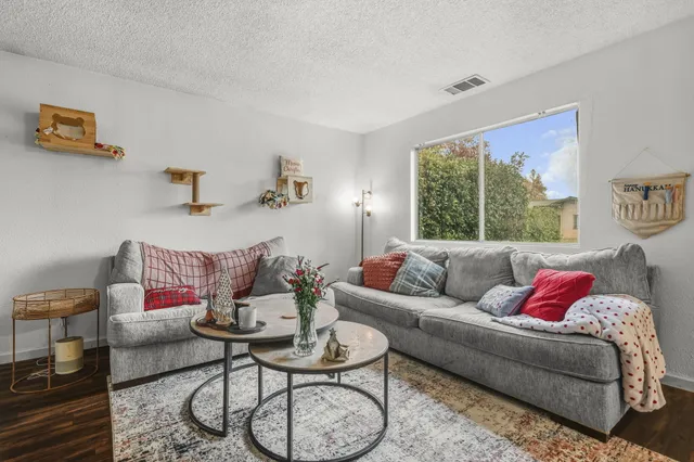 $299,900 | 1220 Pershing Street, Redding, CA 96003