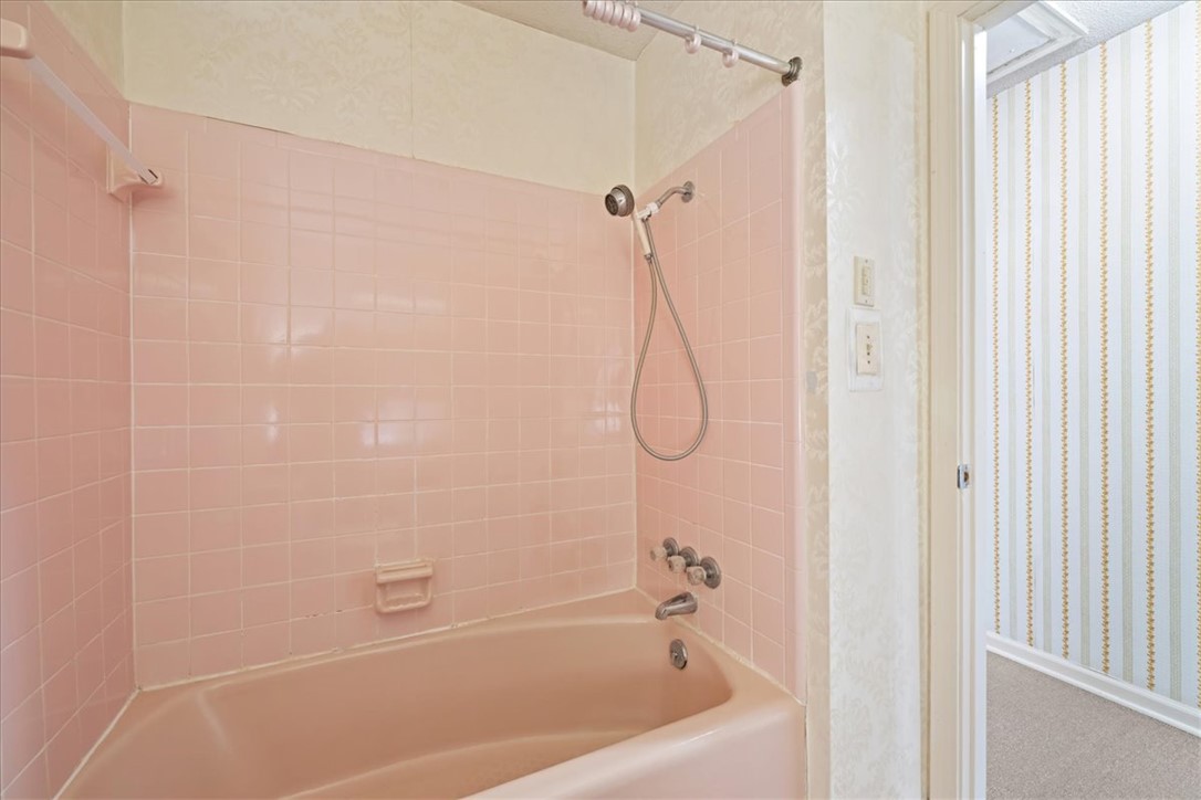 304 Shaw Road Honea Path, SC 29654 - Photo 20 of 39 This bathroom features a tiled shower and a classic bathtub.