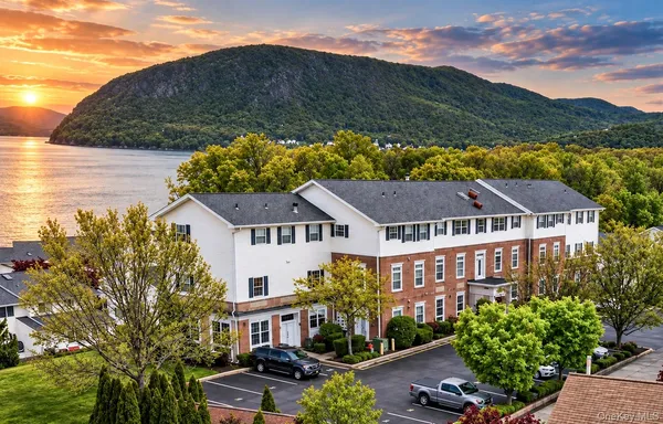 $435,000 | 117 Sandpiper Lane, Unit 1B, New Windsor, NY 12553