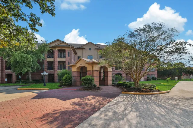 $259,900 | 2815 Kings Crossing Drive, Unit 214, Kingwood, TX 77345