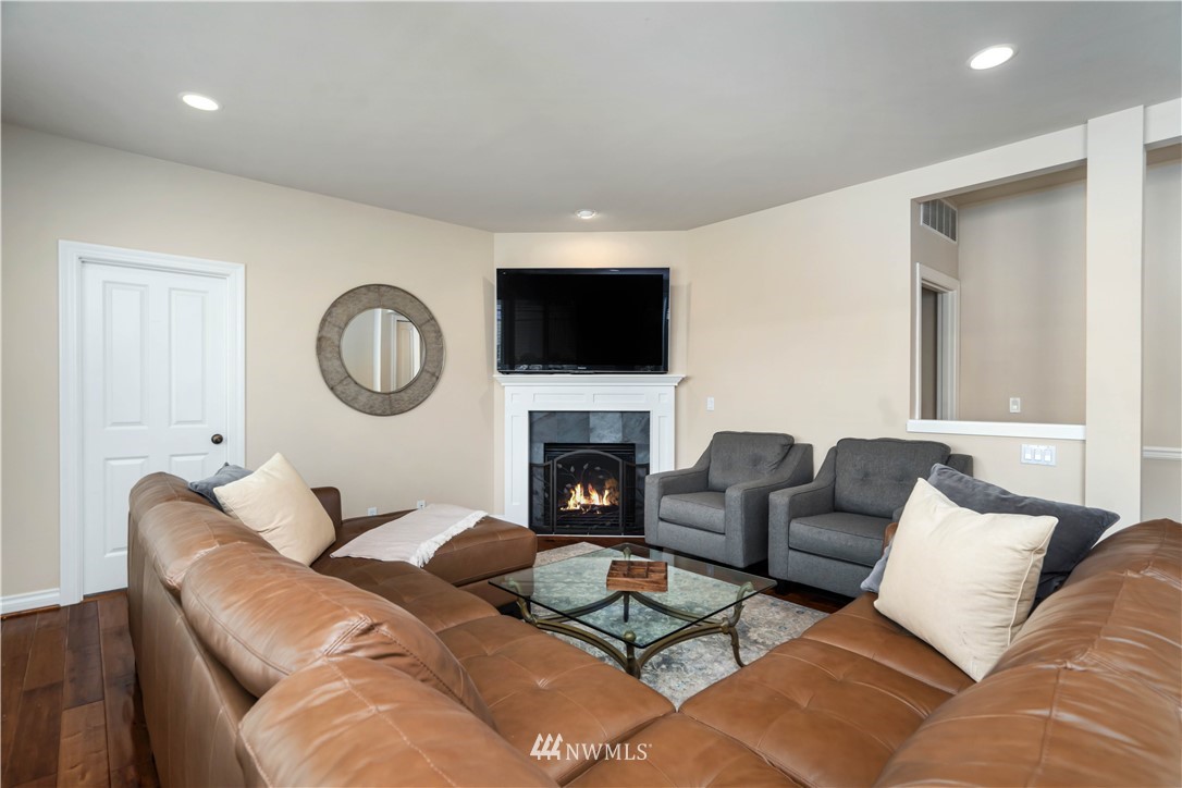 4708 Northeast 1st Place Renton, WA 98059 - Photo 12 of 34 Gallery Image 12