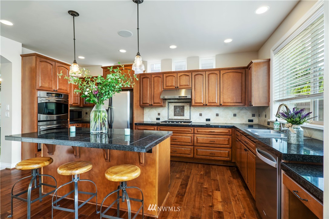 4708 Northeast 1st Place Renton, WA 98059 - Photo 9 of 34 Gallery Image 9