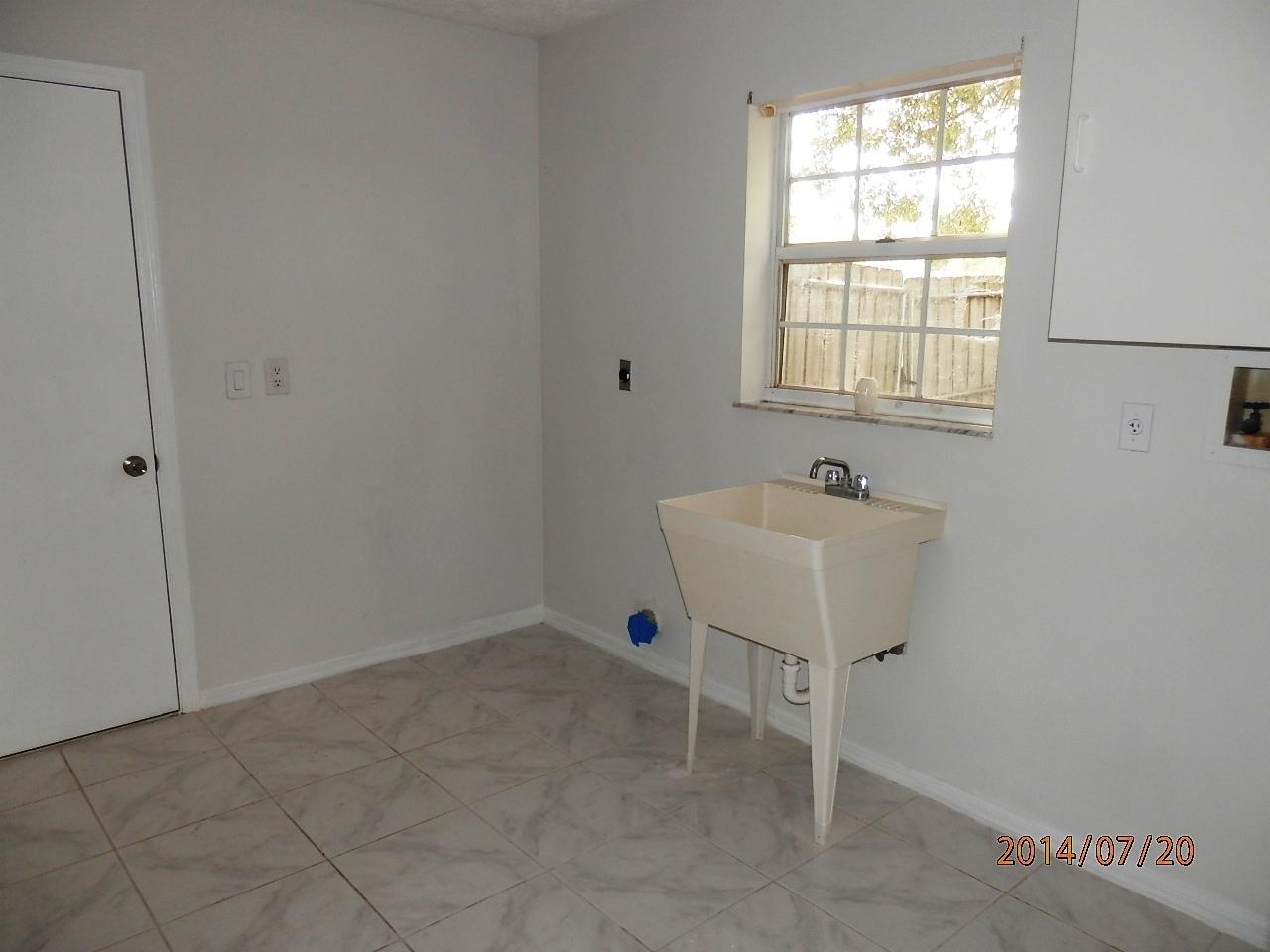 2252 Southeast Flanders Road Port St. Lucie, FL 34952 - Photo 18 of 24 LAUNDRY ROOM W/ WASH SINK