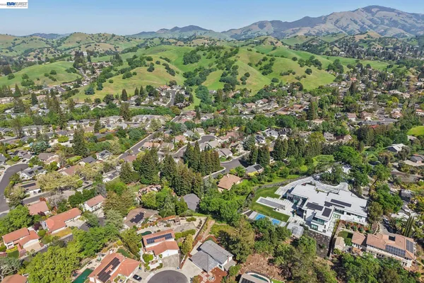 $1,995,000 | 44 Lariat Court, Walnut Creek, CA 94596