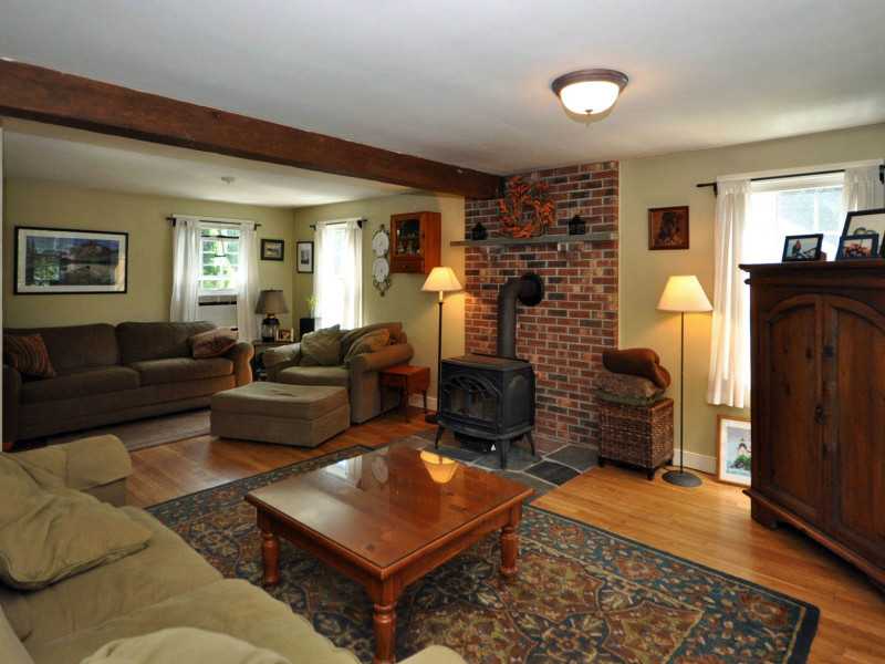 139 Cedar Island Road Narragansett, RI 02882 - Photo 2 of 22 Living Room.