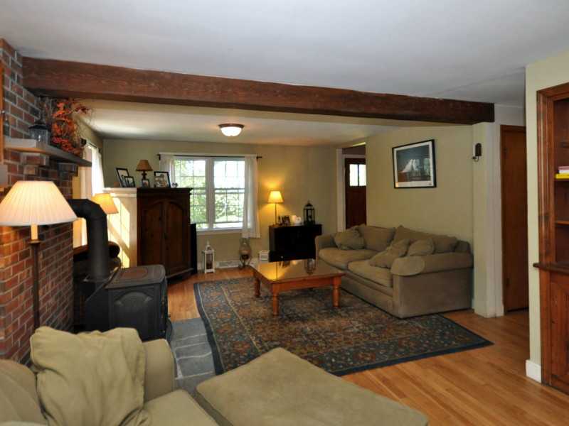 139 Cedar Island Road Narragansett, RI 02882 - Photo 4 of 22 Living Room.